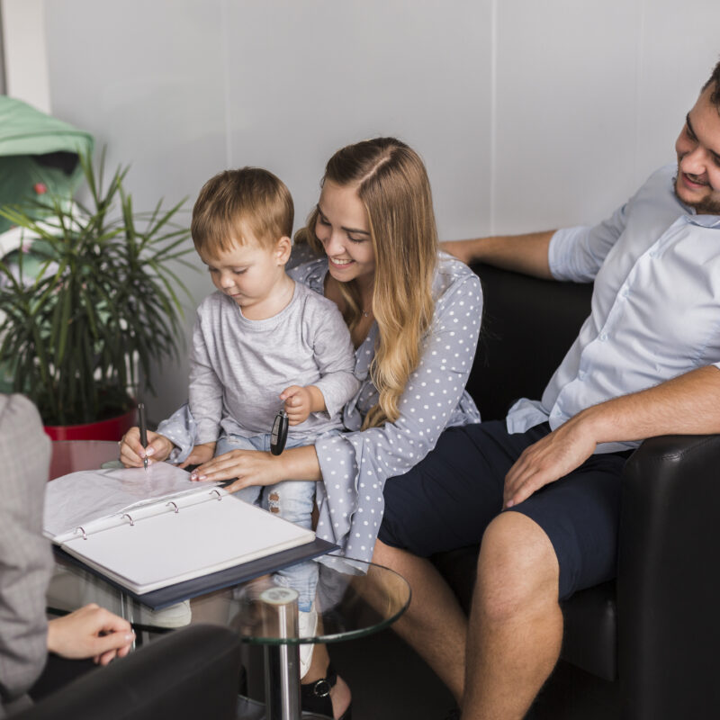 famiglia felice firma accordo debiti