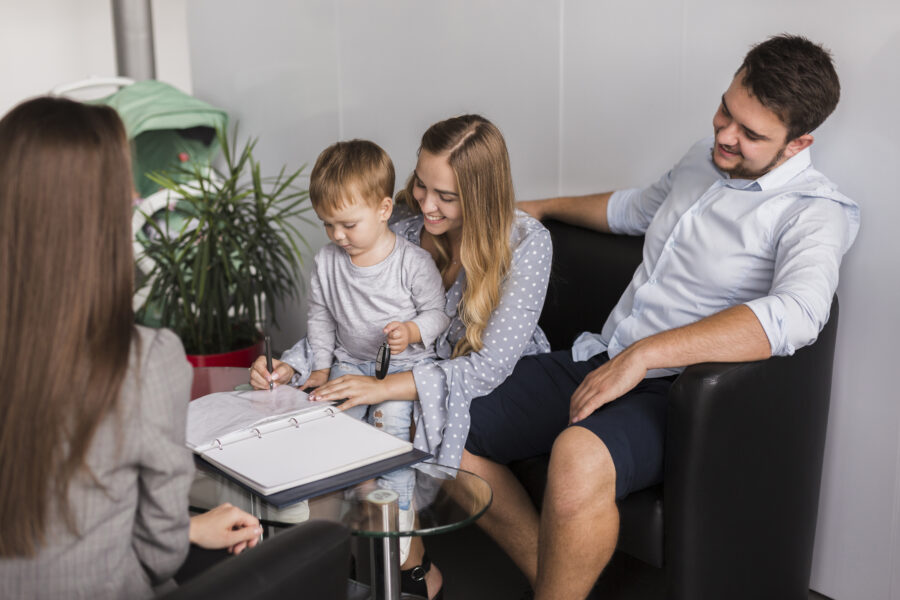 famiglia felice firma accordo debiti